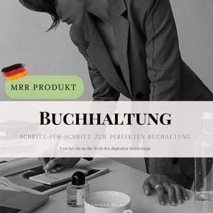 Może przedstawiać: Czarno-białe zdjęcie osoby piszącej w notesie. Tekst na zdjęciu brzmi "MRR PRODUKT BUCHHALTUNG SCHRITT-FÜR-SCHRITT ZUR PERFEKTEN BUCHALTUNG Tauche ein in die Welt des digitalen Marketings AMIRAA.MILAA".