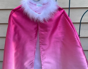 Rosa Umhang, Prinzessinnenumhang mit Maribufederkragen. Ombré rosa Umhang von hellrosa bis dunkelrosa
