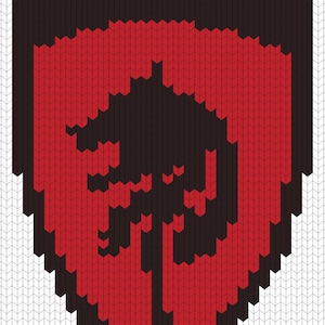 Puede incluir: Un diseño de punto con forma de escudo con una silueta negra de un árbol sobre un fondo rojo. El escudo está delineado en negro y colocado sobre un patrón de chevrón blanco.
