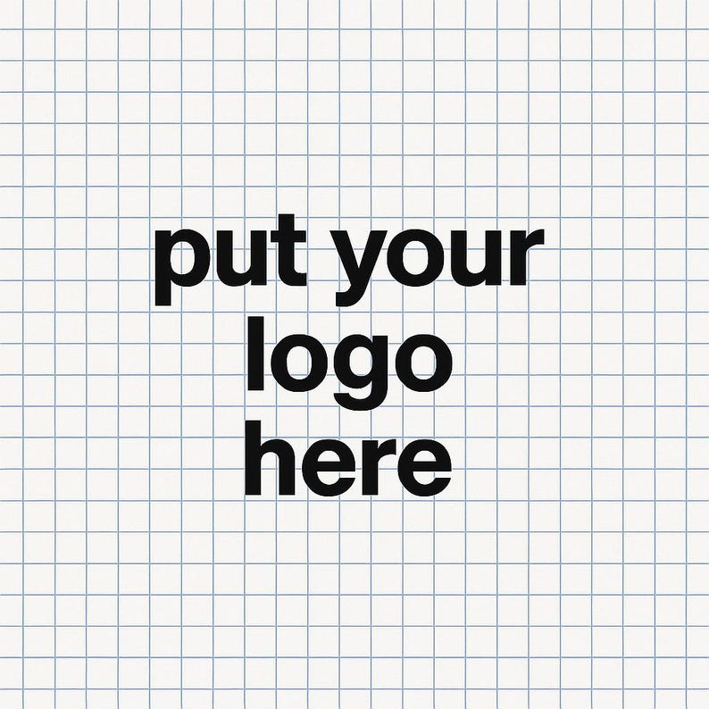 Pu&ograve; includere: Sfondo bianco con motivo a griglia blu. Il testo nero in grassetto recita "put your logo here". Il testo &egrave; centrato, suggerendo un modello di design o un segnaposto per il branding.