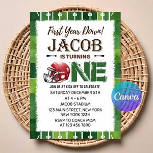 Puede incluir: Una tarjeta de invitación de cumpleaños rectangular con un borde de campo de fútbol americano verde, un casco rojo y el texto First Year Down! JACOB IS TURNING ONE. Incluye los detalles del evento para el sábado 5 de diciembre de 16 a 18 h.