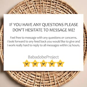 K&ouml;nnte beinhalten: Eine wei&szlig;e Karte mit dem Text "IF YOU HAVE ANY QUESTIONS PLEASE DON'T HESITATE TO MESSAGE ME!". Unter dem Text befinden sich f&uuml;nf gelbe Stern-Emojis. Die Karte befindet sich auf einem gewebten, kreisf&ouml;rmigen Hintergrund.