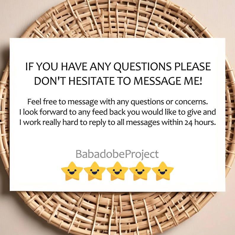 K&ouml;nnte beinhalten: Eine wei&szlig;e Karte mit dem Text "IF YOU HAVE ANY QUESTIONS PLEASE DON'T HESITATE TO MESSAGE ME!". Unter dem Text befinden sich f&uuml;nf gelbe Stern-Emojis. Die Karte befindet sich auf einem gewebten, kreisf&ouml;rmigen Hintergrund.