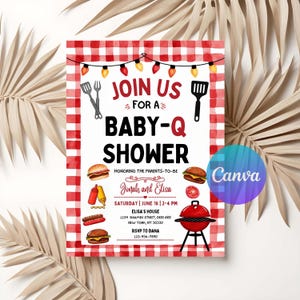 K&ouml;nnte beinhalten: Eine rechteckige Baby-Q-Einladungskarte mit rot-wei&szlig; kariertem Rand. Sie zeigt Illustrationen von einem Grill, Burgern, Hotdogs und Lichterketten. Der Text lautet: JOIN US FOR A BABY-Q SHOWER, Jonah and Elisa, June 16, 2-4 PM, Elisa's House.