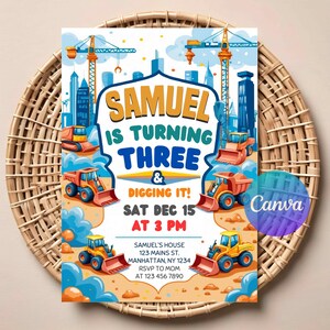 Op de afbeelding: Een kleurrijke verjaardagsuitnodiging met bouwvoertuigen en stadsgezichten. De uitnodiging luidt "SAMUEL IS TURNING THREE & DIGGING IT!" met evenementdetails. Het ontwerp bevat kranen, vrachtwagens en een Canva-logo.