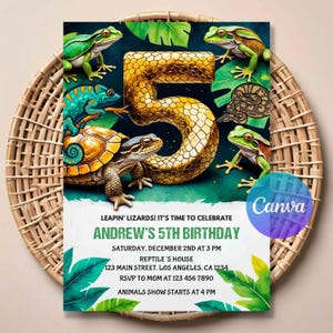 Puede incluir: Una invitación de cumpleaños con un gran número 5 dorado, rodeado de ilustraciones de ranas, un camaleón, una tortuga y una serpiente. La invitación incluye el texto "LEAPIN' LIZARDS! IT'S TIME TO CELEBRATE ANDREW'S 5TH BIRTHDAY".