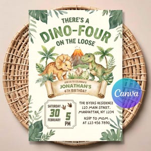 Op de afbeelding: Een verjaardagsuitnodiging met een dinosaurus thema. De tekst luidt "There's a Dino-Four on the Loose" met illustraties van dinosaurussen, een vulkaan en palmbomen. De uitnodiging is voor Jonathan's 4e verjaardag, met datum en tijd.