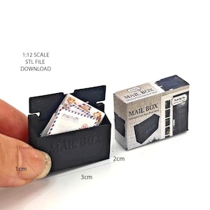 Buzón en miniatura para puerta principal (escala 1:12): archivo STL para impresión 3D con sobre y folleto, accesorios para casa de muñecas