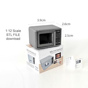 Könnte beinhalten: Eine graue Mikrowelle mit einem schwarzen digitalen Display und einer Tür mit einem Fenster. Die Mikrowelle ist 3,9 cm breit, 2,6 cm hoch und 2,5 cm tief. Die Mikrowelle steht auf einem weißen Karton mit dem Wort "Mikrowelle" darauf.