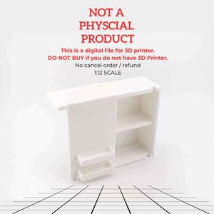 Può includere: Un mobile in miniatura bianco con due ripiani e due piccoli cassetti. Il testo "NOT A PHYSCIAL PRODUCT" e altro testo sono visibili nella parte superiore dell'immagine. La scala è 1:12.