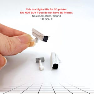 Puede incluir: Modelo en miniatura de cámara de seguridad blanca con lente negra y soporte de montaje separado. El texto en la imagen dice: "This is a digital file for 3D printer. DO NOT BUY if you do not have 3D Printer. No cancel order / refund. 1:12 SCALE."