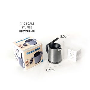 Puede incluir: Un modelo a escala 1:12 de una tetera eléctrica plateada con tapa negra. El modelo mide 2,5 cm de alto y 1,2 cm de ancho. La imagen incluye el texto "Electric Kettle" y "1:12 Scale STL File Download".