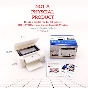 Puede incluir: Un modelo de impresora blanca en miniatura con pantalla negra y bandeja de papel, que mide 3,1 cm x 3 cm x 1,6 cm. La imagen incluye una caja y dos hojas de papel. El texto de la imagen dice "NOT A PHYSCIAL PRODUCT" y "1:12 SCALE".