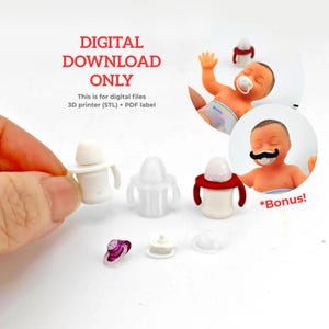 Puede incluir: Una colección de biberones en miniatura, chupetes y un muñeco de bebé con bigote. Los biberones son blancos y transparentes, algunos con detalles rojos. La imagen incluye el texto "SOLO DESCARGA DIGITAL".