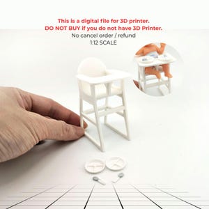 Puede incluir: Una trona en miniatura blanca, platos y cucharas. El texto en la imagen dice: "This is a digital file for 3D printer. DO NOT BUY if you do not have 3D Printer. No cancel order / refund. 1:12 SCALE."