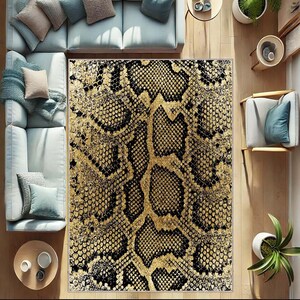 Può includere: Un tappeto rettangolare con un motivo a pelle di serpente in nero e oro. Il tappeto è posizionato su un pavimento in legno, circondato da divani, sedie e tavolini azzurri. Il design del tappeto ricorda le squame dei rettili.