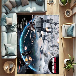 Könnte beinhalten: Ein Star Wars-Teppich mit einer Weltraumschlacht-Szene mit X-Wings, TIE-Jägern und einem AT-AT-Walker. Der Teppich hat einen blauen und weißen Hintergrund mit dem Text "Star Wars Empire At War".