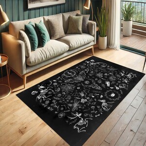Pode incluir: Tapete preto e branco com um design caprichoso que apresenta insetos, flores e outros elementos inspirados na natureza. O tapete tem um fundo escuro e contornos brancos.