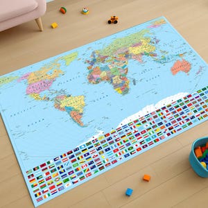 Puede incluir: Un gran mapa del mundo con fondo azul y fronteras de países de colores. El mapa incluye una fila de banderas de diferentes países en la parte inferior. El mapa está sobre un suelo de madera claro.