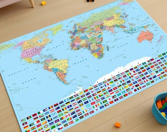 Puede incluir: Un gran mapa del mundo con fondo azul y fronteras de países de colores. El mapa incluye una fila de banderas de diferentes países en la parte inferior. El mapa está sobre un suelo de madera claro.