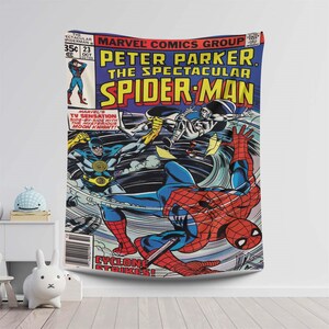 Puede incluir: Una portada de c&oacute;mic vintage con Spider-Man en un traje rojo y azul balance&aacute;ndose por el aire. El texto de la portada dice "Peter Parker, The Spectacular Spider-Man" y "Cyclone Strikes!"
