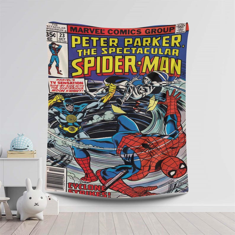 Puede incluir: Una portada de c&oacute;mic vintage con Spider-Man en un traje rojo y azul balance&aacute;ndose por el aire. El texto de la portada dice "Peter Parker, The Spectacular Spider-Man" y "Cyclone Strikes!"