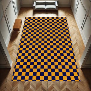 Puede incluir: Una alfombra rectangular grande con un patrón de tablero de ajedrez de cuadrados azul marino y dorados. La alfombra está colocada sobre un piso de madera en una habitación con paredes blancas y un sofá. La alfombra agrega un elemento de diseño geométrico audaz al espacio.
