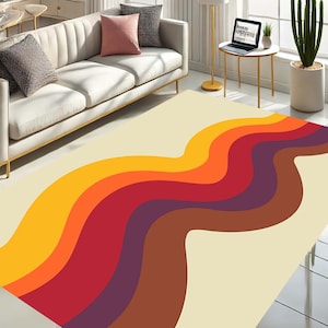 Pode incluir: Um tapete de cor creme com um padr&atilde;o ondulado de listras laranja, amarelo, vermelho, roxo e marrom. O tapete est&aacute; colocado sobre um piso de madeira clara em uma sala de estar.