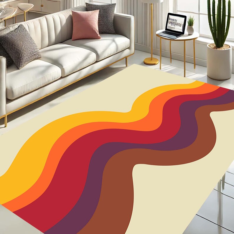 Pode incluir: Um tapete de cor creme com um padr&atilde;o ondulado de listras laranja, amarelo, vermelho, roxo e marrom. O tapete est&aacute; colocado sobre um piso de madeira clara em uma sala de estar.