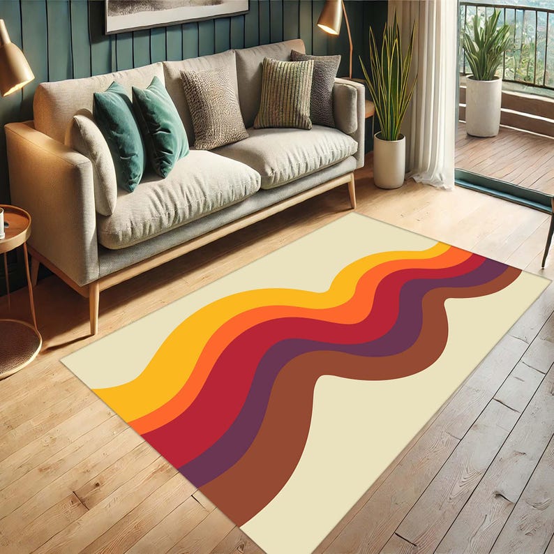 Pode incluir: Um tapete de cor creme com um design ondulado abstrato em tons de laranja, vermelho, marrom e roxo. O tapete est&aacute; colocado em um piso de madeira na frente de um sof&aacute;.