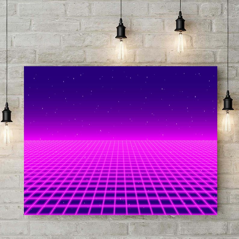 Op de afbeelding: Een digitale kunstprint met een roze en paarse rasterpatroon op een donkerpaarse achtergrond met witte stippen. Het rasterpatroon lijkt op een retro-videospel of een futuristisch stadsbeeld.