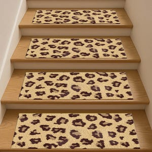 Puede incluir: Cuatro peldaños de escalera con estampado de leopardo beige y marrón. Los peldaños están hechos de un material suave y mullido y tienen un respaldo antideslizante.