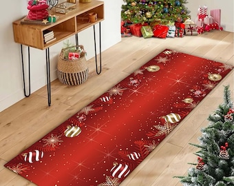 Op de afbeelding: Een rode kerstlopermat met een feestelijk ontwerp. De loper heeft wit-goud gestreepte ornamenten, sneeuwvlokken en sterren. De loper is rechthoekig en lijkt op een houten vloer te liggen.
