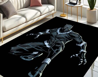 Puede incluir: Alfombra negra con una ilustración estilizada de Black Panther en una pose dinámica. El superhéroe está representado en un traje negro con detalles plateados, sobre un fondo negro. Ideal para la decoración del hogar.