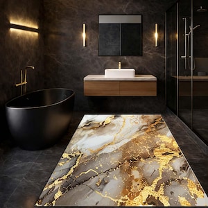 Puede incluir: Un baño moderno con una bañera negra, un tocador flotante de madera con un lavabo blanco y un espejo rectangular. Una alfombra rectangular con un diseño de mármol en tonos grises, blancos y dorados está en el suelo. Las paredes son de color gris oscuro.