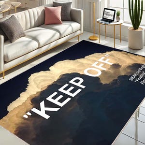 Può includere: Tappeto rettangolare con un design a cielo nuvoloso nei toni del bianco, beige e blu navy. Le parole "KEEP OFF" sono visualizzate in bianco. Il tappeto è in un soggiorno con un divano bianco e un tavolino. Dimensioni non visibili.
