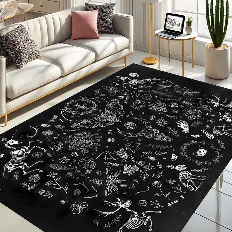 Pode incluir: Tapete preto e branco com um design caprichoso que apresenta uma variedade de ilustra&ccedil;&otilde;es, incluindo esqueletos, borboletas, cr&acirc;nios e outros elementos inspirados na natureza.