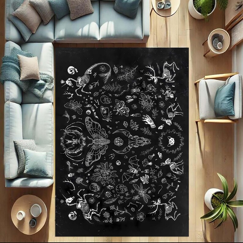 Pode incluir: Tapete preto e branco com um design detalhado de v&aacute;rios insetos, plantas e figuras esquel&eacute;ticas. O tapete tem um fundo escuro e um design branco.