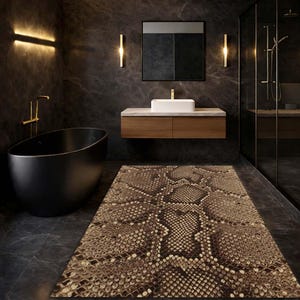 Könnte beinhalten: Ein luxuriöses Badezimmer mit einer schwarzen ovalen Badewanne, einem Holzwaschtisch mit einem weißen rechteckigen Waschbecken und einem Teppich mit Schlangenmuster. Die Wände sind dunkelgrau und die Armaturen goldfarben.