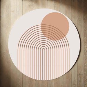 Pu&ograve; includere: Un tappeto rotondo dal design minimalista. Presenta uno sfondo color crema con un motivo ad arco marrone e un cerchio color pesca. Il design &egrave; semplice e moderno, adatto a vari stili di interni.