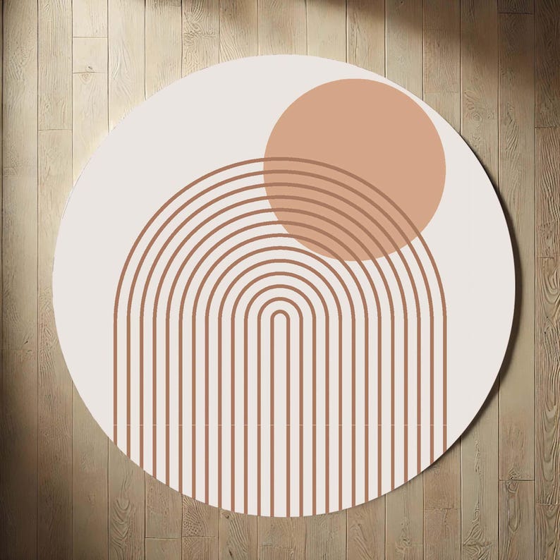 Pu&ograve; includere: Un tappeto rotondo dal design minimalista. Presenta uno sfondo color crema con un motivo ad arco marrone e un cerchio color pesca. Il design &egrave; semplice e moderno, adatto a vari stili di interni.