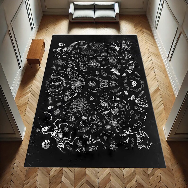 Pode incluir: Tapete preto e branco com um design detalhado de v&aacute;rias criaturas, plantas e s&iacute;mbolos. O tapete apresenta uma caveira, uma borboleta, um morcego, uma lib&eacute;lula, um veado, um unic&oacute;rnio e outros elementos.