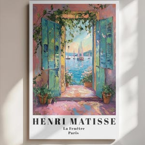 Peut inclure: Une peinture d'Henri Matisse intitul&eacute;e "La Fen&ecirc;tre" repr&eacute;sentant une vue sur une mer &agrave; travers une porte ouverte avec des volets verts. La sc&egrave;ne est peinte dans une palette vibrante de rose, bleu et vert.