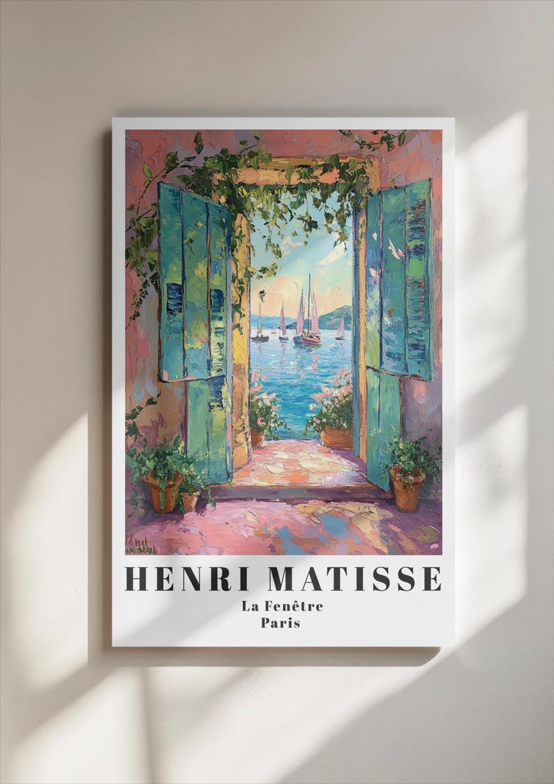 Peut inclure: Une peinture d'Henri Matisse intitul&eacute;e "La Fen&ecirc;tre" repr&eacute;sentant une vue sur une mer &agrave; travers une porte ouverte avec des volets verts. La sc&egrave;ne est peinte dans une palette vibrante de rose, bleu et vert.