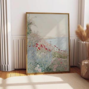 Lámina artística de flores silvestres costeras: paisaje de una casa de campo francesa vintage con un jardín de flores. Pintura de jardín floral en tonos pastel. Estilo rústico.