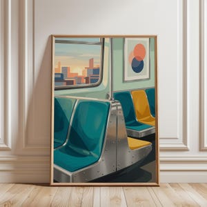 Può includere: Una stampa artistica incorniciata raffigurante l'interno di una carrozza della metropolitana con sedili color ottanio e gialli, una parete divisoria in metallo e la vista di uno skyline cittadino al tramonto. Un quadro mostra due cerchi sovrapposti.