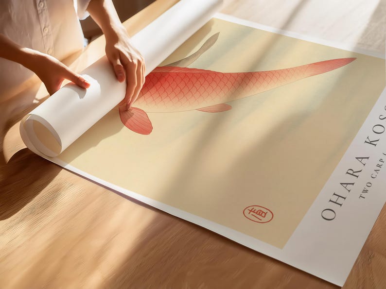 K&ouml;nnte beinhalten: Ein Druck eines roten und wei&szlig;en Fisches mit dem Text "OHARA KOSU TWO CARP" in der unteren rechten Ecke.
