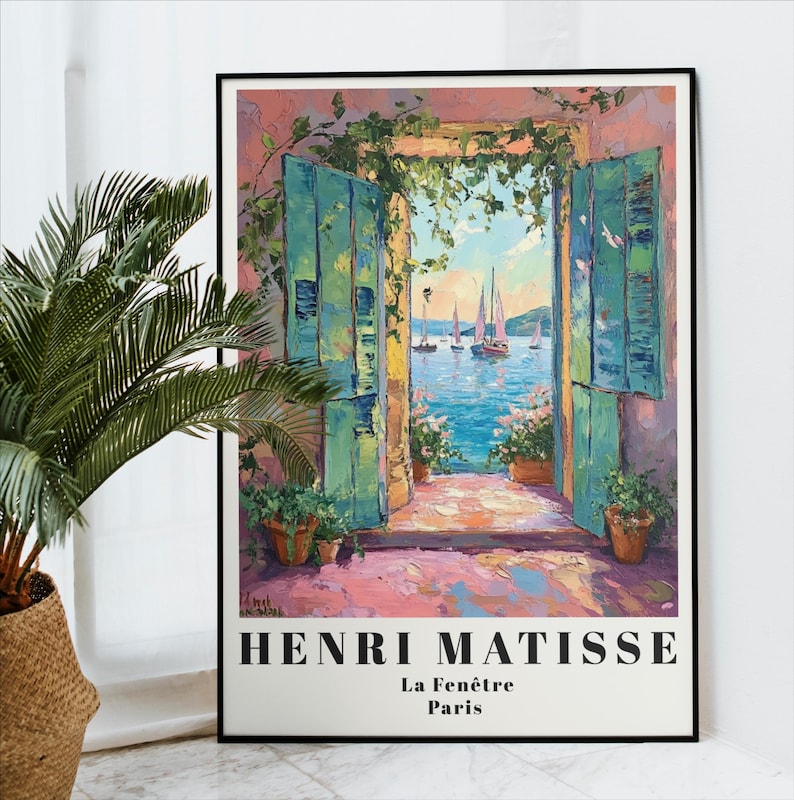 Peut inclure: Une affiche vintage repr&eacute;sentant une peinture d'Henri Matisse intitul&eacute;e "La Fen&ecirc;tre" qui repr&eacute;sente une vue color&eacute;e d'un paysage marin &agrave; travers une porte ouverte avec des volets verts. La peinture est sur un fond rose clair.
