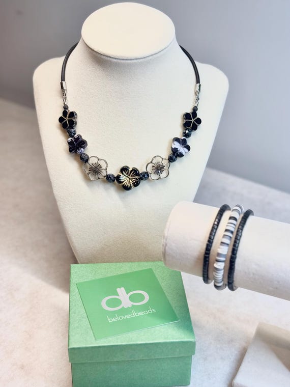 チェコガラスフラワーネックレス：レザーコードビーズジュエリー