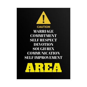 Może przedstawiać: Czarny prostokątny znak z żółtym tekstem i żółtym symbolem znaku wykrzyknika. Tekst brzmi: "UWAGA MAŁŻEŃSTWO ZOBOWIĄZANIE SZACUNEK DO SIEBIE POŚWIĘCENIE SOUGH REX KOMUNIKACJA SAMODOSKONALENIE OBSZAR."